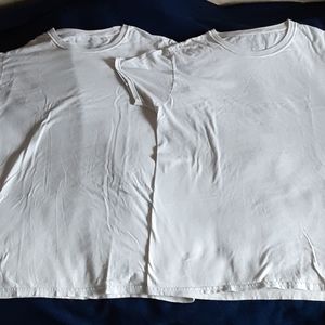 2 Fruit of the Loom shirts (size M)
